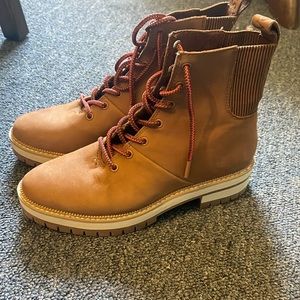 Women’s Tom’s tan brown lace up boots